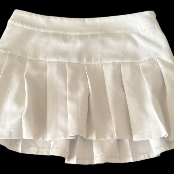 Elegant beige Pleated Skirt. Zip up side with built in shorts. - Picture 1 of 1